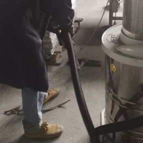 广东泰州某铝制品加工厂使用我司气动防爆吸尘器